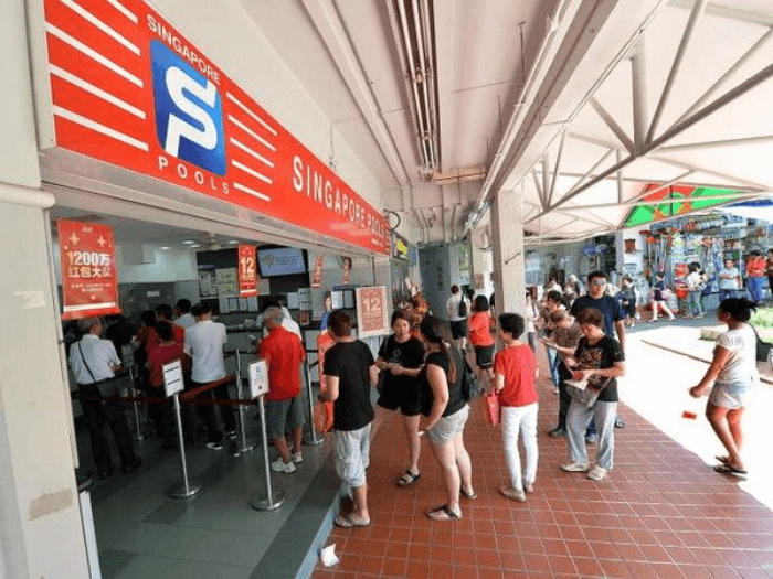 Người dân Singapore xếp hàng chờ trước 1 đại lý cá cược